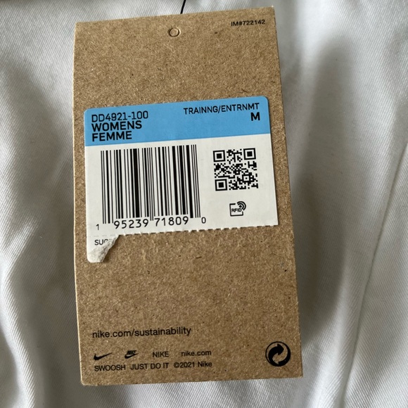 Nike women’s training top - Picture 2 of 3